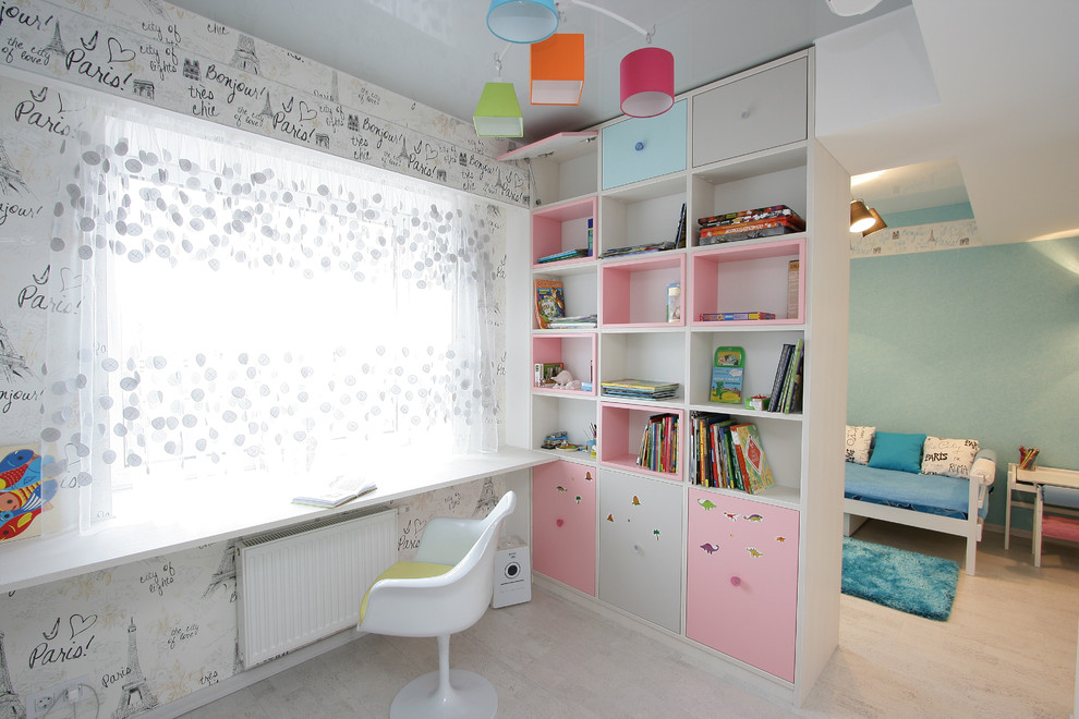 Imagen de dormitorio infantil contemporáneo grande con paredes grises y suelo de madera clara