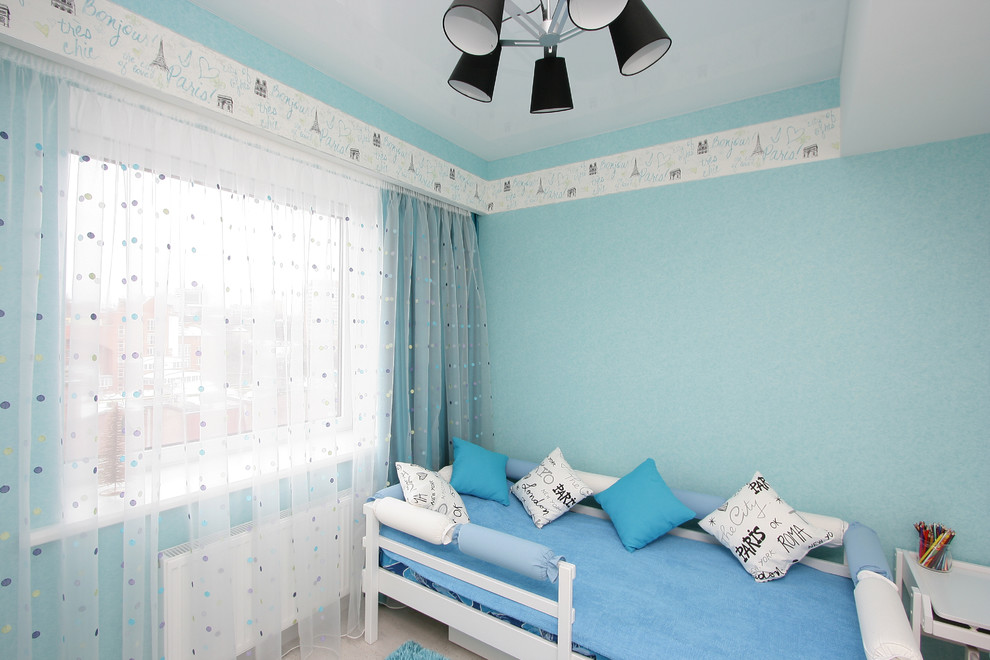 Foto de dormitorio infantil actual grande con paredes azules y suelo de madera clara