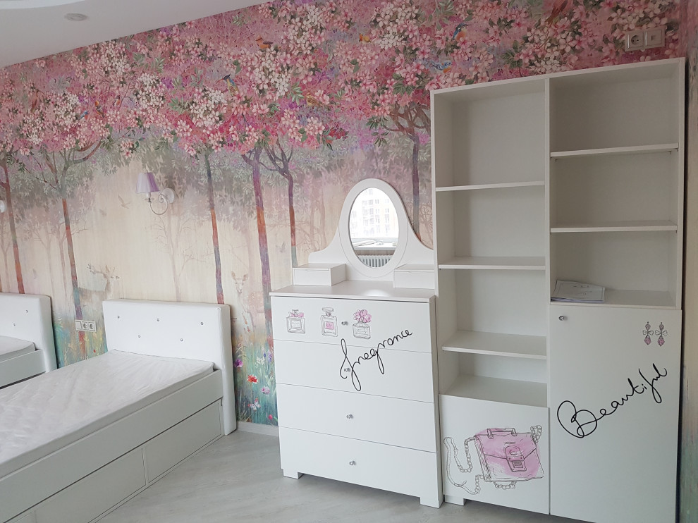 На фото: большая детская в современном стиле с спальным местом, розовыми стенами, полом из ламината и бежевым полом для ребенка от 4 до 10 лет, девочки с