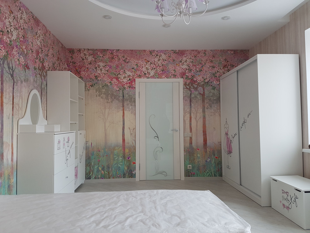 Inspiration för ett stort funkis flickrum kombinerat med sovrum och för 4-10-åringar, med rosa väggar, laminatgolv och beiget golv