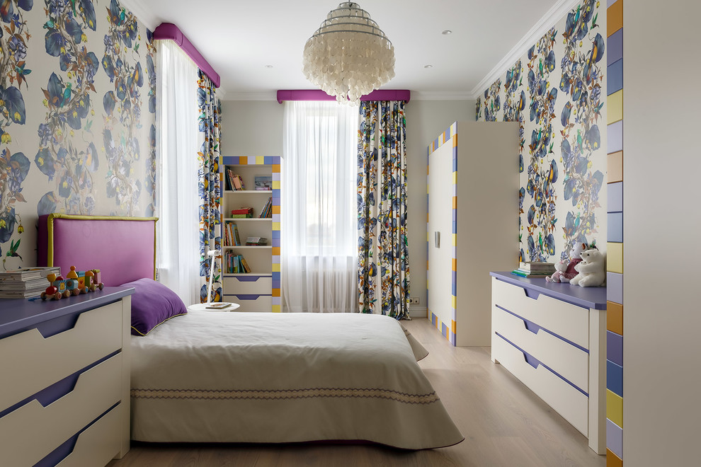 Idee per una cameretta per bambini design con pareti multicolore, parquet chiaro e pavimento beige