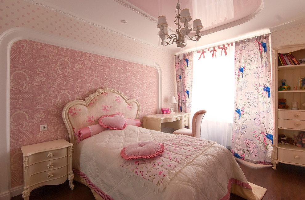 На фото: детская среднего размера в классическом стиле с спальным местом, розовыми стенами и темным паркетным полом для ребенка от 4 до 10 лет, девочки с