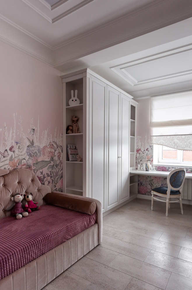 Idéer för vintage flickrum kombinerat med sovrum, med rosa väggar och beiget golv