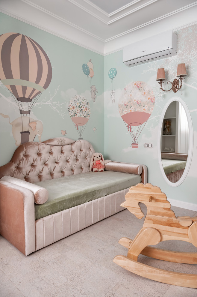 Inredning av ett klassiskt flickrum kombinerat med sovrum, med flerfärgade väggar och beiget golv