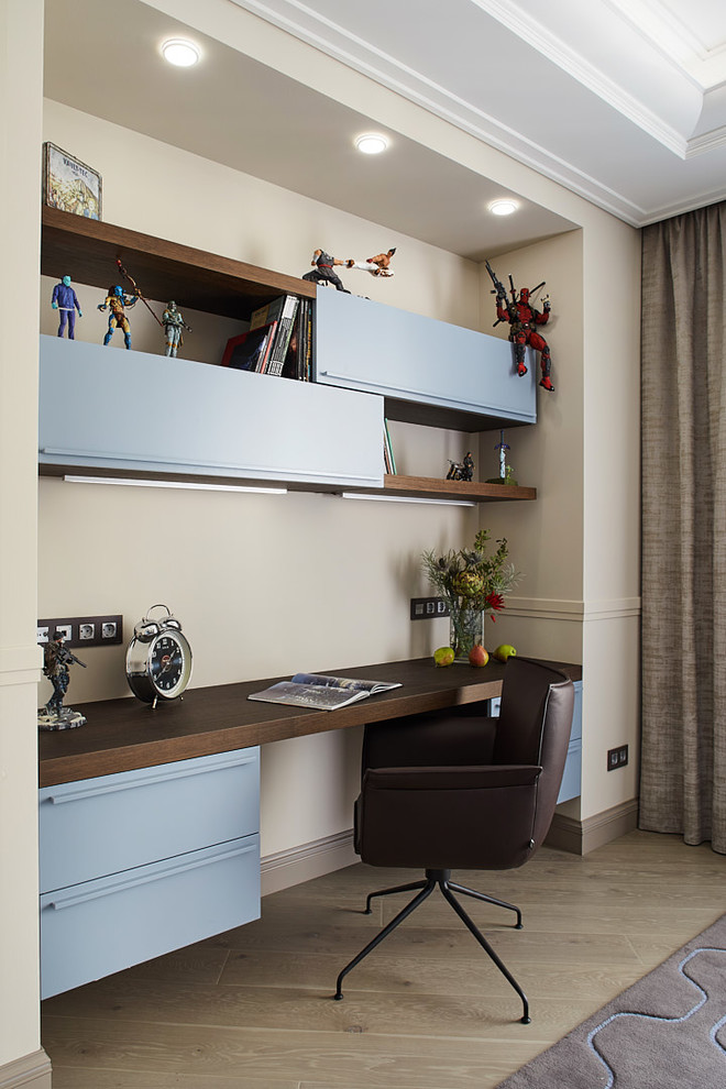 Modelo de habitación de niño contemporánea con escritorio, paredes beige y suelo beige
