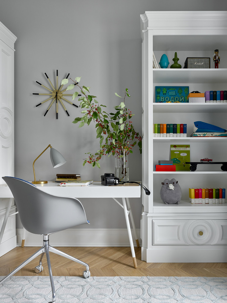 Inspiration för mellanstora moderna pojkrum kombinerat med skrivbord och för 4-10-åringar, med grå väggar, ljust trägolv och gult golv