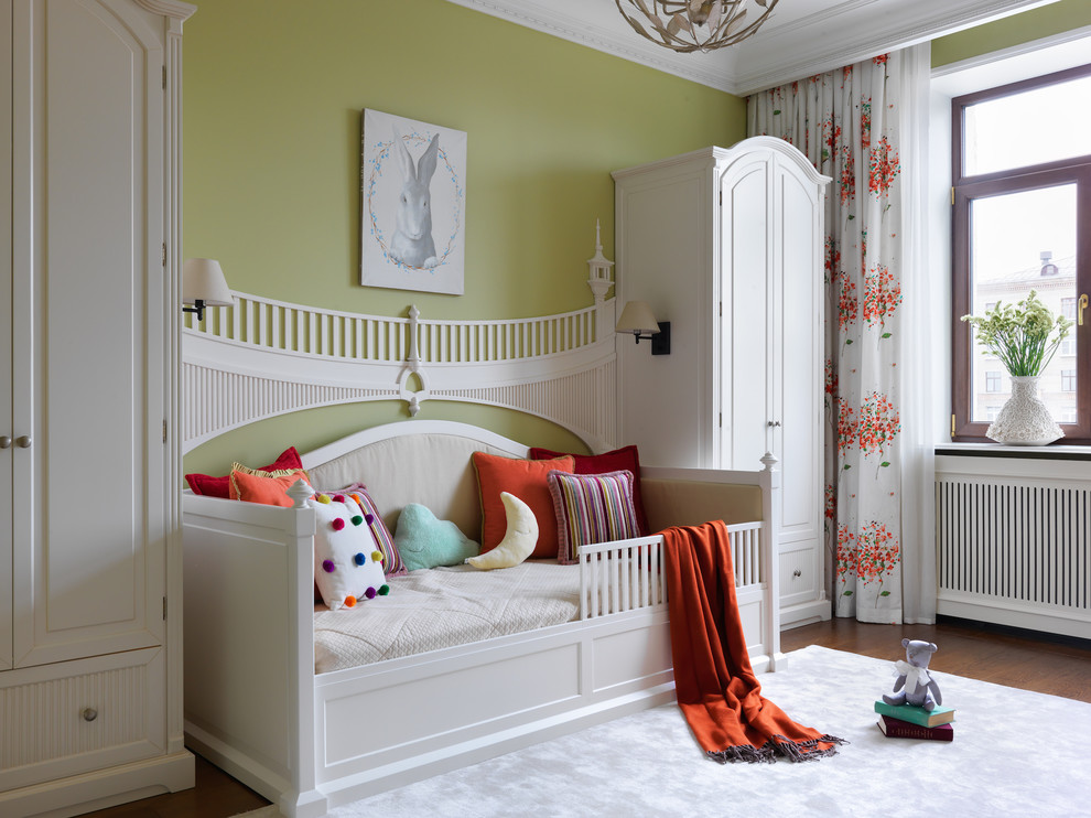 Klassisk inredning av ett mellanstort flickrum kombinerat med sovrum och för 4-10-åringar, med gröna väggar, mellanmörkt trägolv och brunt golv