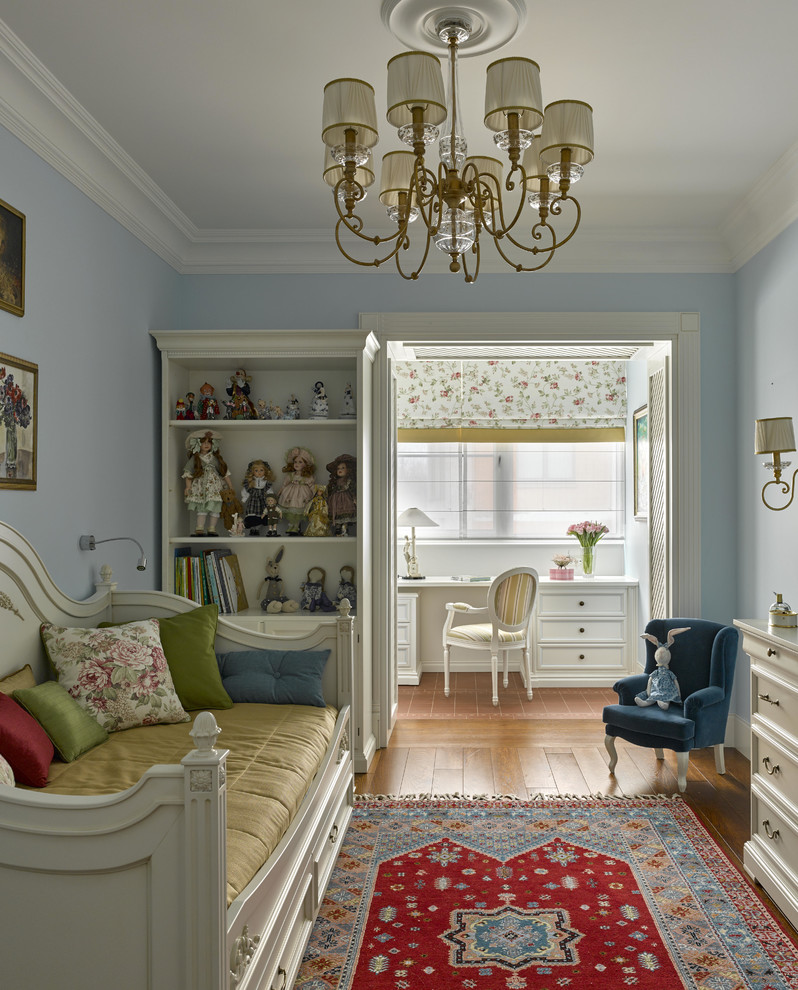 Foto på ett vintage flickrum kombinerat med sovrum och för 4-10-åringar, med blå väggar och mellanmörkt trägolv