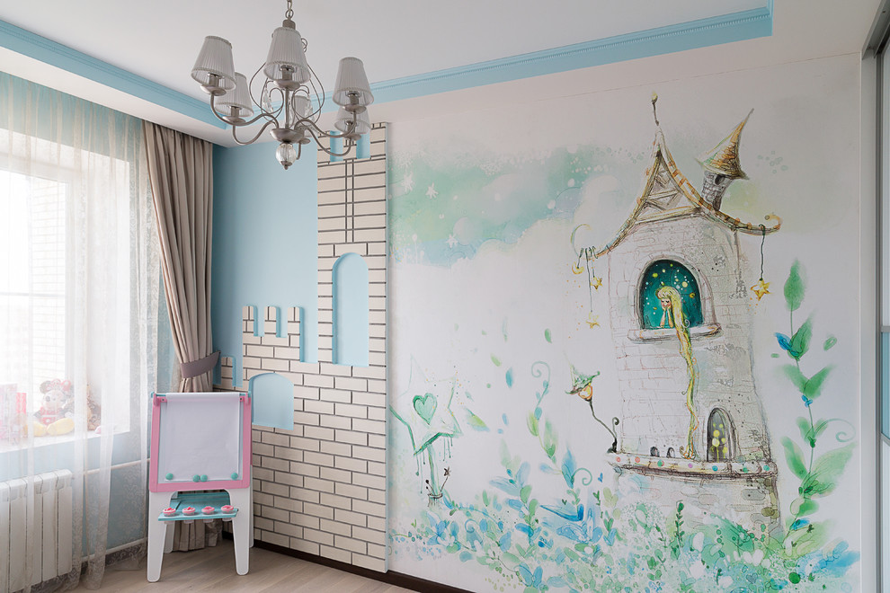 Modelo de habitación de niña de 4 a 10 años contemporánea con paredes azules y suelo de madera clara