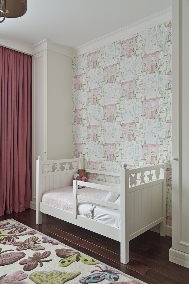 モスクワにあるコンテンポラリースタイルのおしゃれな子供部屋 (白い壁、濃色無垢フローリング) の写真