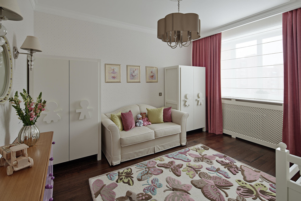 Modelo de dormitorio infantil de 1 a 3 años contemporáneo con paredes blancas y suelo de madera oscura