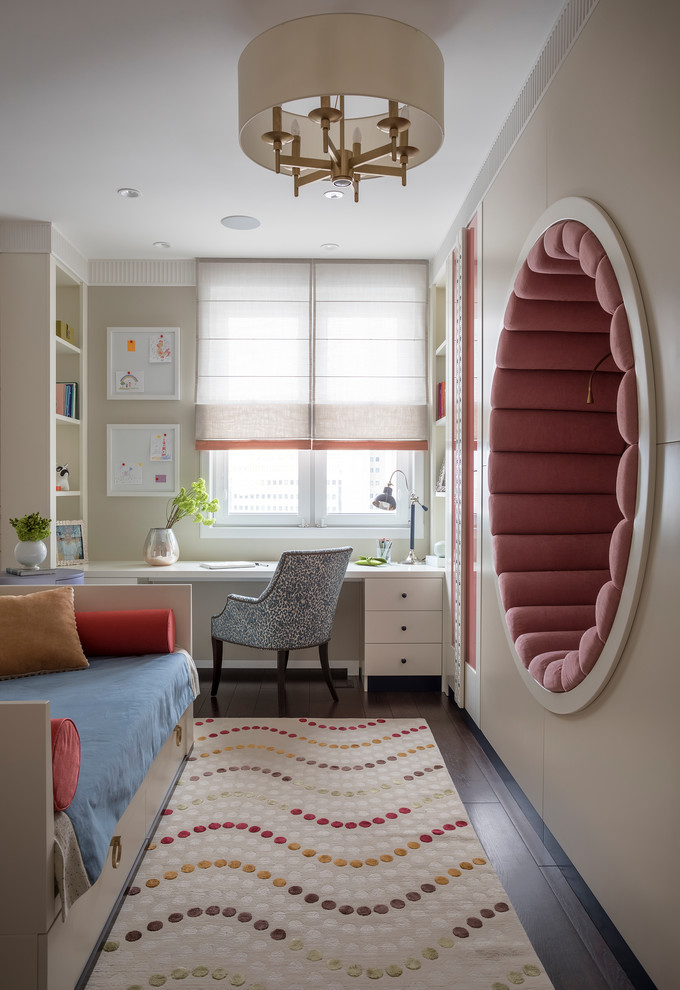 Immagine di una cameretta per bambini da 4 a 10 anni classica di medie dimensioni con pareti beige e parquet scuro