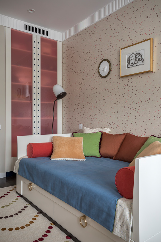 Inredning av ett klassiskt mellanstort flickrum kombinerat med sovrum och för 4-10-åringar, med flerfärgade väggar
