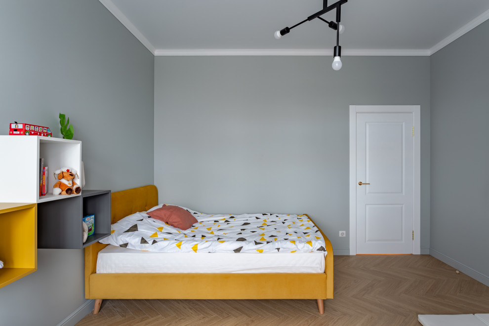 Идея дизайна: детская в современном стиле с спальным местом, серыми стенами, светлым паркетным полом и бежевым полом для ребенка от 4 до 10 лет, мальчика