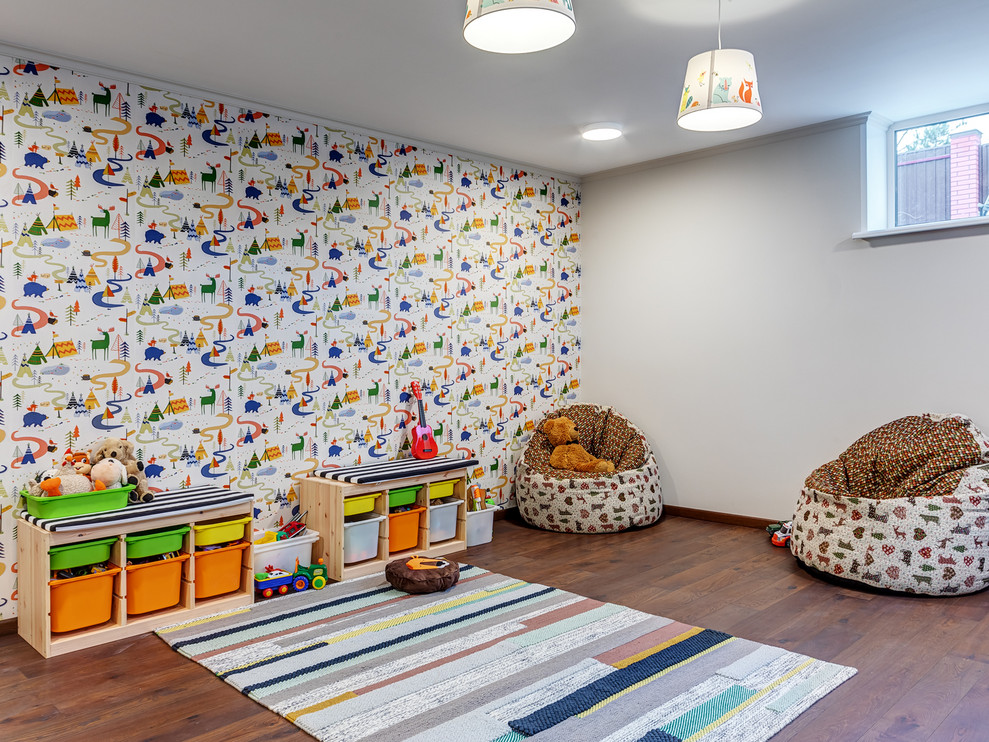 Idee per una cameretta per bambini design con pareti multicolore, parquet scuro e pavimento marrone