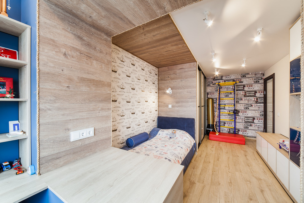 Großes Modernes Kinderzimmer mit Schlafplatz, Laminat und beigem Boden in Sonstige