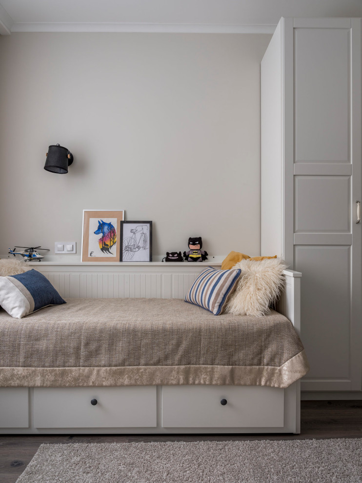 Klassisk inredning av ett pojkrum kombinerat med sovrum och för 4-10-åringar, med grå väggar och mörkt trägolv