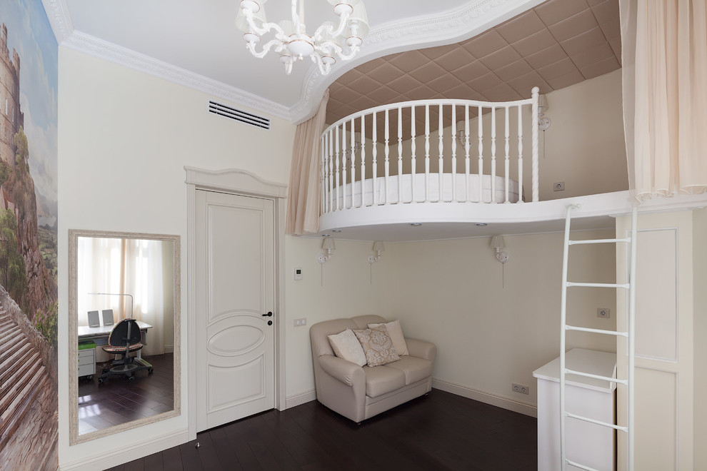 На фото: детская в классическом стиле с спальным местом и белыми стенами для девочки