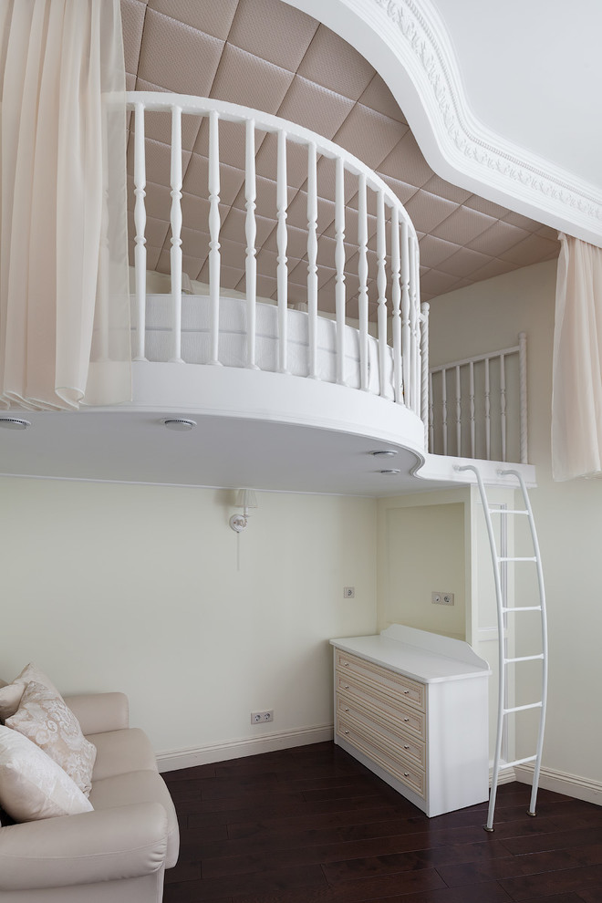 Foto på ett vintage flickrum kombinerat med sovrum, med vita väggar