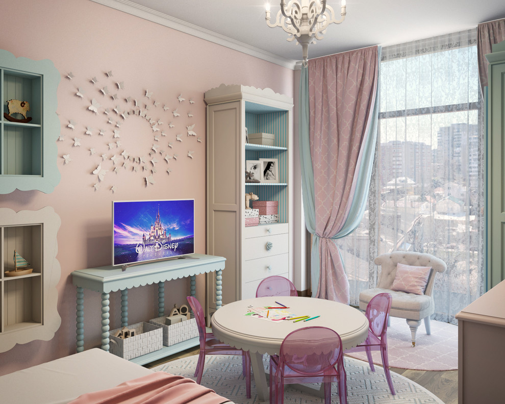 Immagine di una cameretta per bambini da 1 a 3 anni classica di medie dimensioni con pareti rosa, parquet chiaro e pavimento beige