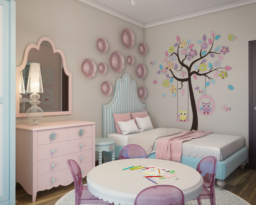 Ejemplo de dormitorio infantil de 1 a 3 años clásico renovado de tamaño medio con paredes beige, suelo de madera clara y suelo beige