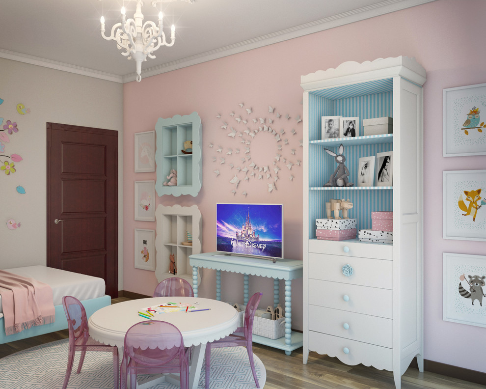 Immagine di una cameretta per bambini da 1 a 3 anni chic di medie dimensioni con pareti rosa, parquet chiaro e pavimento beige