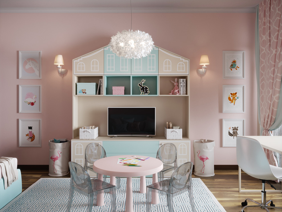 Пример оригинального дизайна: детская с игровой среднего размера в стиле фьюжн с розовыми стенами и светлым паркетным полом для ребенка от 1 до 3 лет, девочки