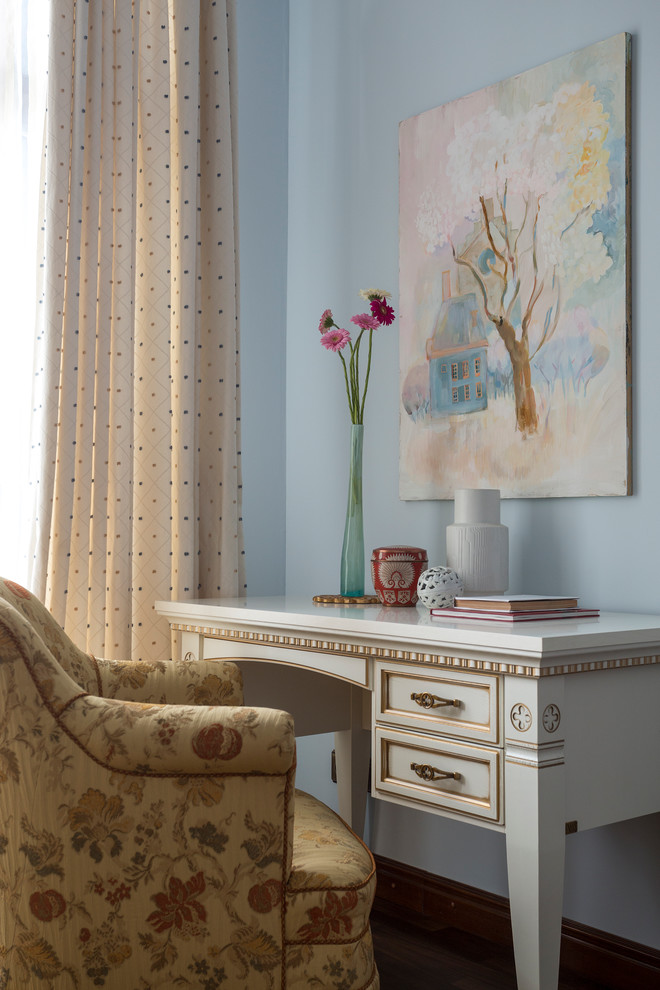 Inspiration pour une chambre neutre victorienne de taille moyenne avec un bureau, un mur bleu, parquet foncé et un sol marron.