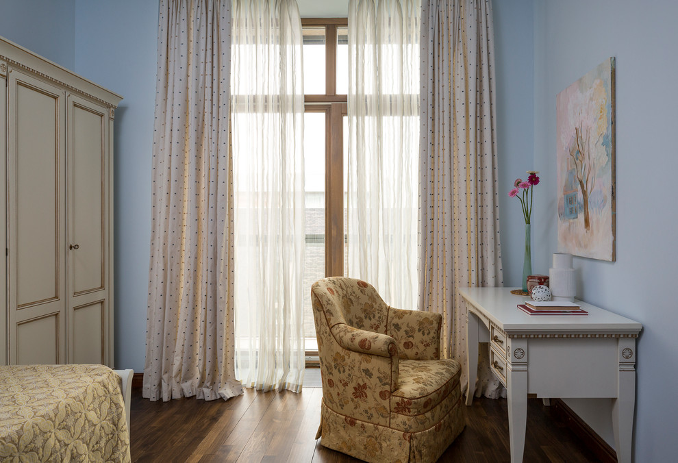 Idée de décoration pour une chambre d'enfant victorienne de taille moyenne avec un mur bleu, parquet foncé et un sol marron.