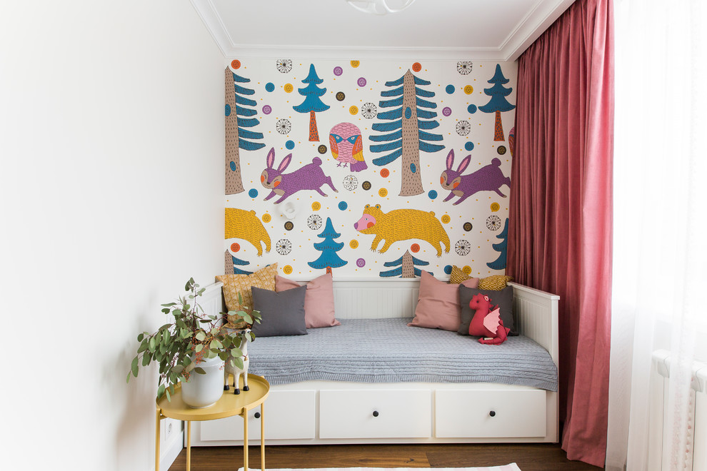 Cette image montre une chambre d'enfant design avec un sol en bois brun, un sol marron et un mur multicolore.