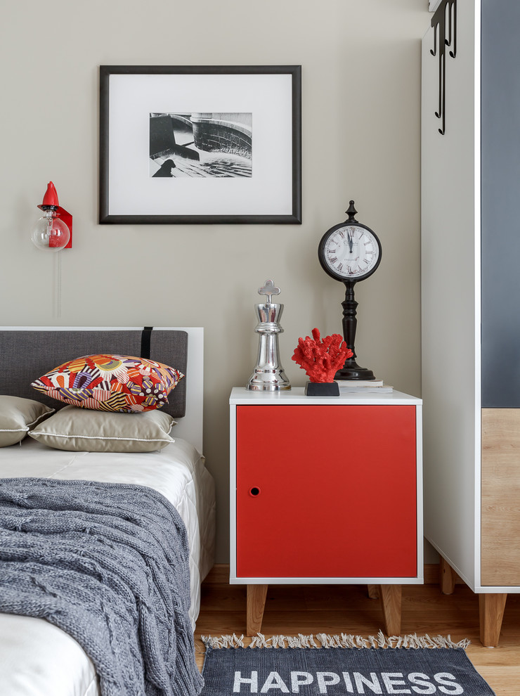 Exemple d'une chambre d'enfant tendance avec un mur gris, parquet clair et un sol beige.