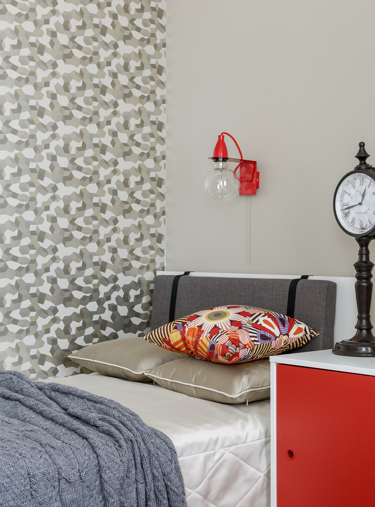 Ispirazione per una cameretta da letto contemporanea con pareti multicolore