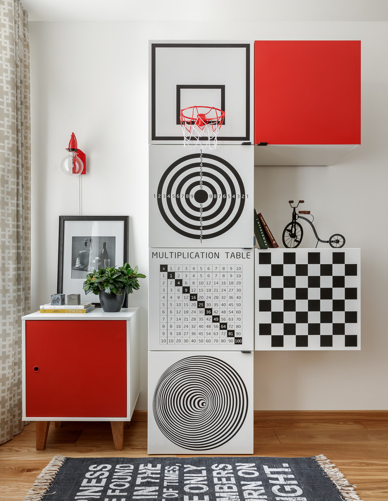 Idée de décoration pour une salle de jeux d'enfant design avec un mur blanc et parquet clair.