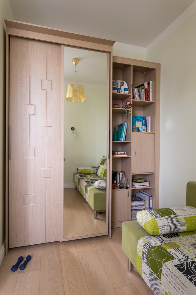 Bild på ett litet funkis könsneutralt tonårsrum kombinerat med sovrum, med ljust trägolv och vita väggar