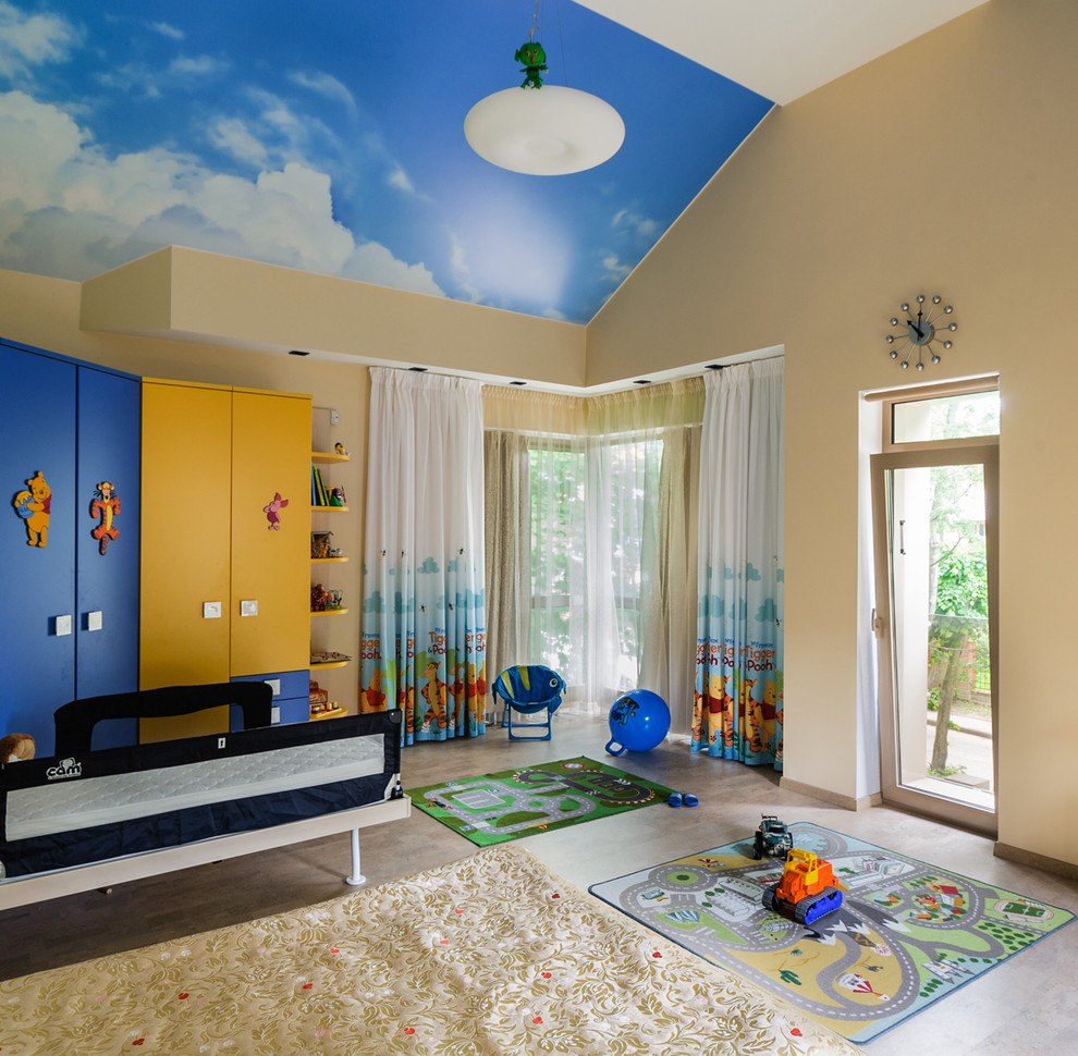 Modernes Kinderzimmer mit Schlafplatz, beiger Wandfarbe und hellem Holzboden in Sonstige