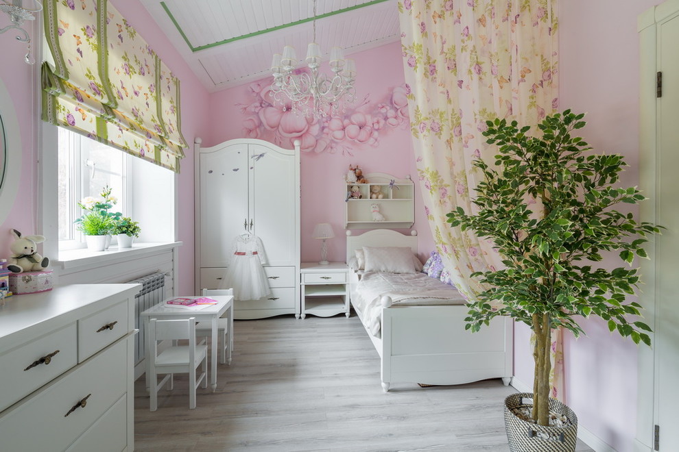 На фото: детская в стиле неоклассика (современная классика) с спальным местом, розовыми стенами и светлым паркетным полом для девочки