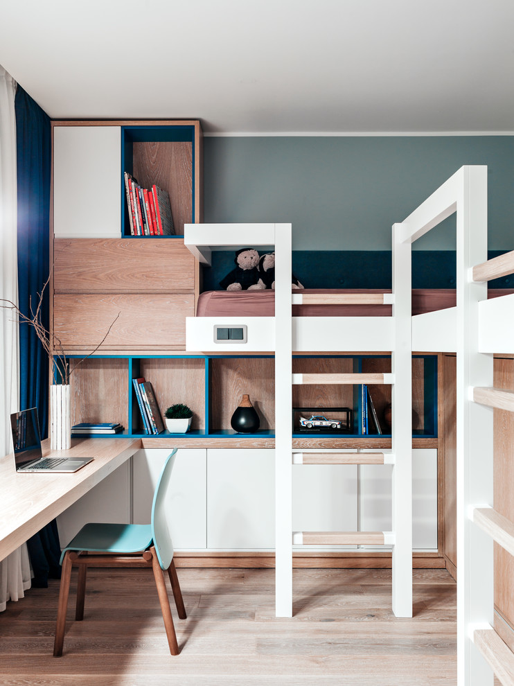 Modelo de dormitorio infantil de 4 a 10 años actual con suelo de madera clara, suelo beige y paredes multicolor