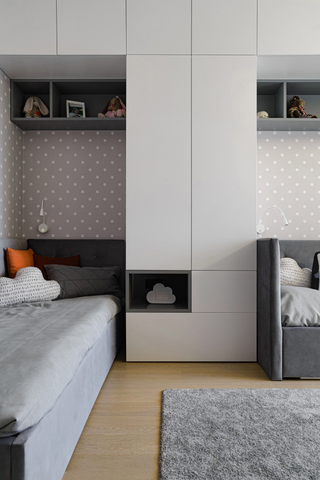 Ispirazione per una cameretta da letto contemporanea con pareti grigie, parquet chiaro, pavimento beige e carta da parati