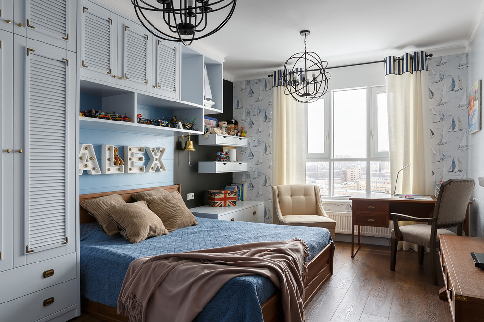 Idéer för ett maritimt pojkrum kombinerat med sovrum, med blå väggar, mellanmörkt trägolv och brunt golv