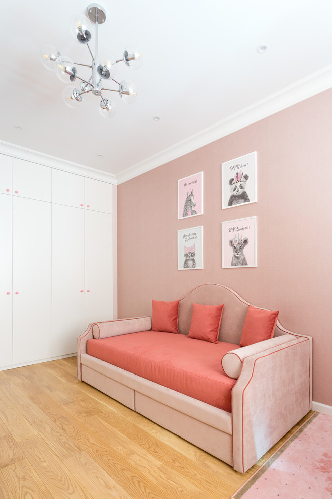 Стильный дизайн: нейтральная детская среднего размера в скандинавском стиле с спальным местом, розовыми стенами, паркетным полом среднего тона и коричневым полом для ребенка от 4 до 10 лет - последний тренд
