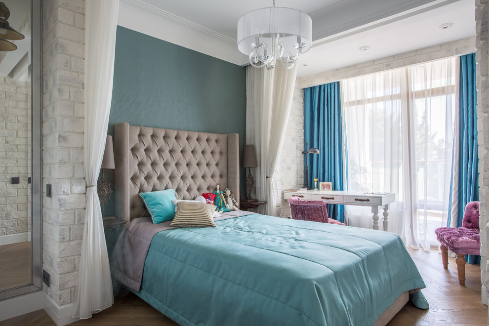 Inspiration för klassiska flickrum kombinerat med sovrum, med blå väggar och mellanmörkt trägolv