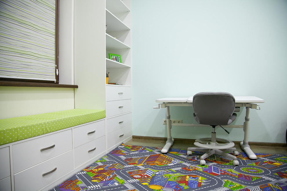 Imagen de dormitorio infantil de 1 a 3 años contemporáneo grande con paredes multicolor y suelo de baldosas de cerámica