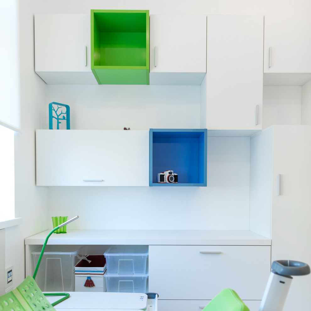 Foto di una cameretta per bambini design di medie dimensioni con pareti bianche, parquet chiaro e pavimento bianco