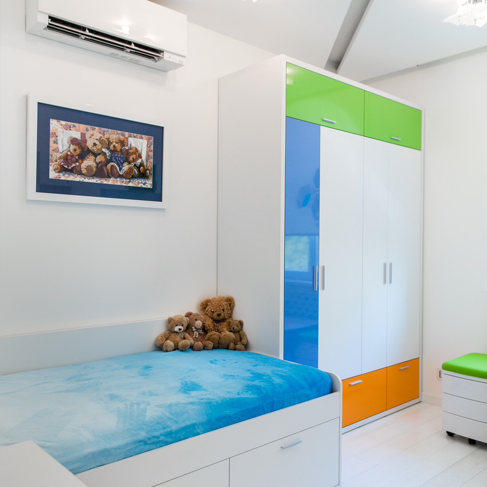 Idee per una cameretta per bambini contemporanea di medie dimensioni con pareti bianche, parquet chiaro e pavimento bianco
