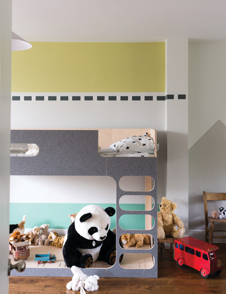 Diseño de dormitorio infantil de 4 a 10 años contemporáneo con paredes multicolor, suelo de madera oscura y suelo marrón