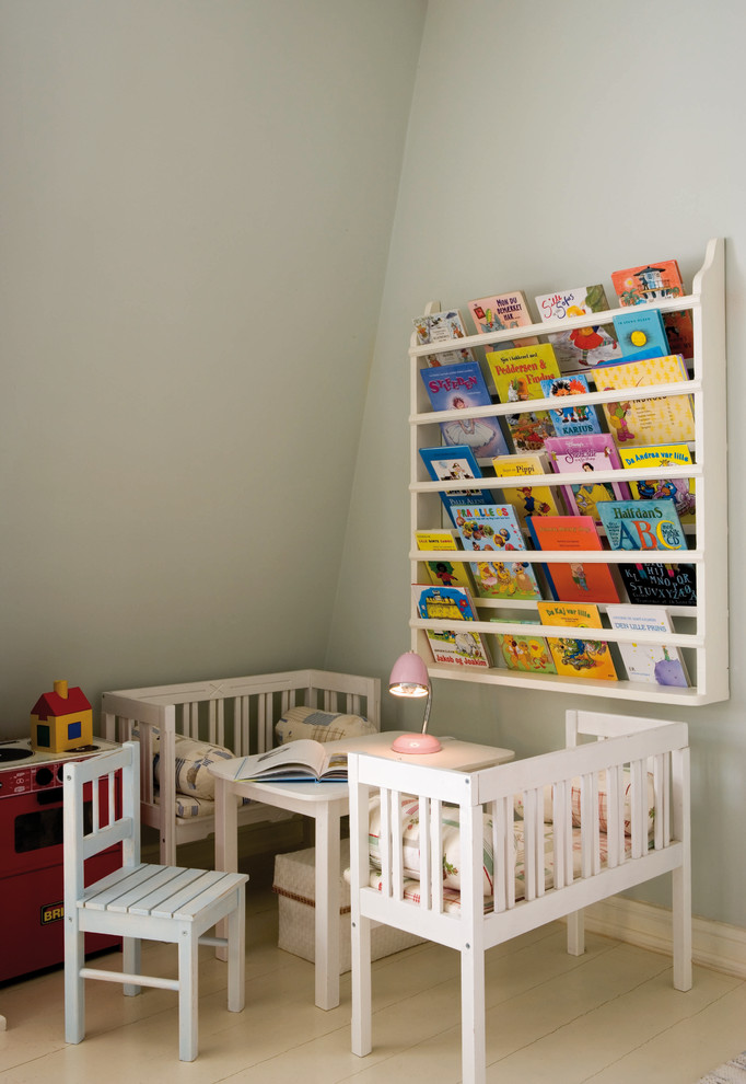 Imagen de dormitorio infantil de 1 a 3 años tradicional con paredes grises y suelo blanco