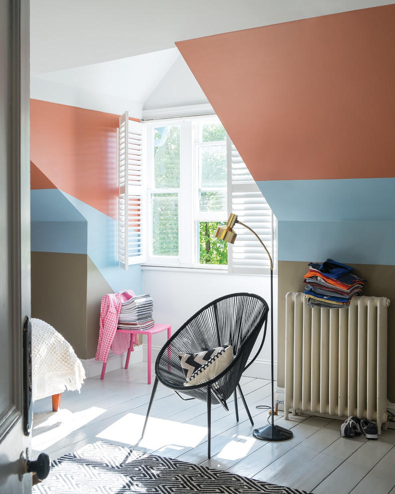 Стильный дизайн: нейтральная детская в современном стиле с спальным местом, разноцветными стенами, деревянным полом и белым полом для подростка - последний тренд