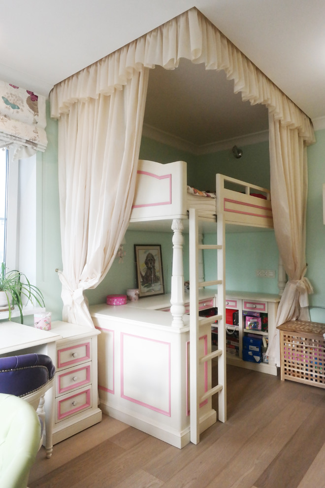 Modelo de dormitorio infantil clásico de tamaño medio con paredes verdes y suelo de madera en tonos medios