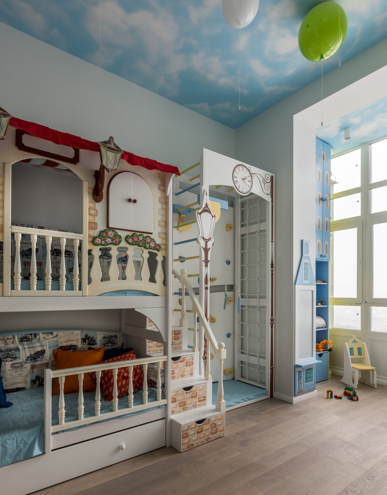Ispirazione per una cameretta per bambini da 4 a 10 anni contemporanea di medie dimensioni con pareti bianche, pavimento in legno massello medio e pavimento marrone