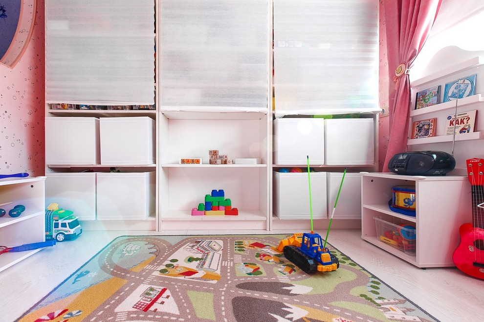 Пример оригинального дизайна: детская среднего размера в современном стиле с спальным местом, розовыми стенами, полом из ламината и белым полом для ребенка от 1 до 3 лет, мальчика